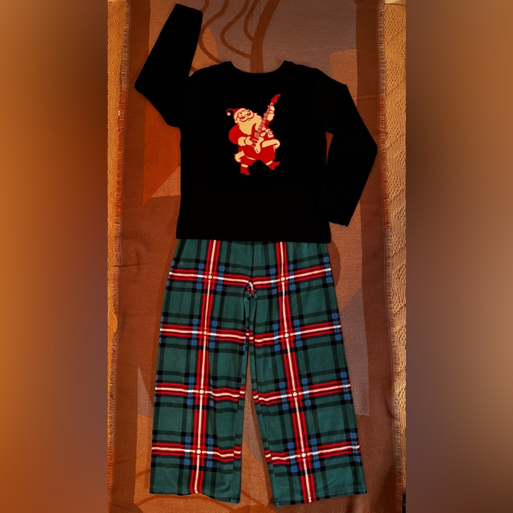 Like new! Oshkosh B’Gosh Christmas Rockin’ Santa /Plaid Boys Pajamas, (M)